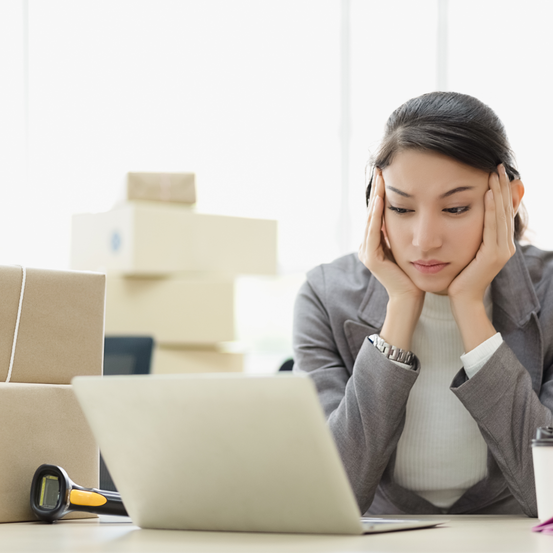Perempuan terlihat stres dan overthinking saat bekerja di depan laptop.
